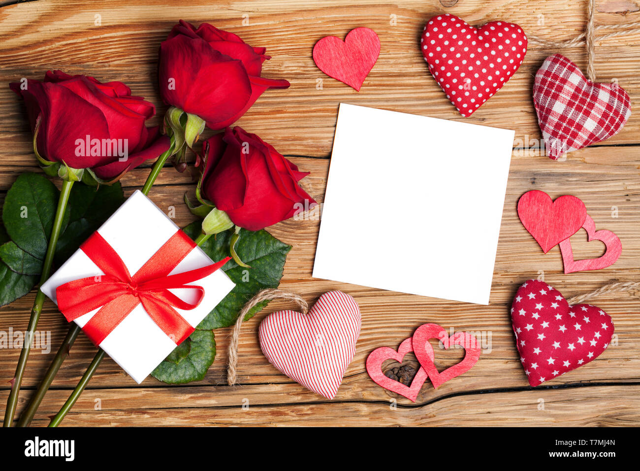 Valentines Day background avec des roses, coeurs et don Banque D'Images