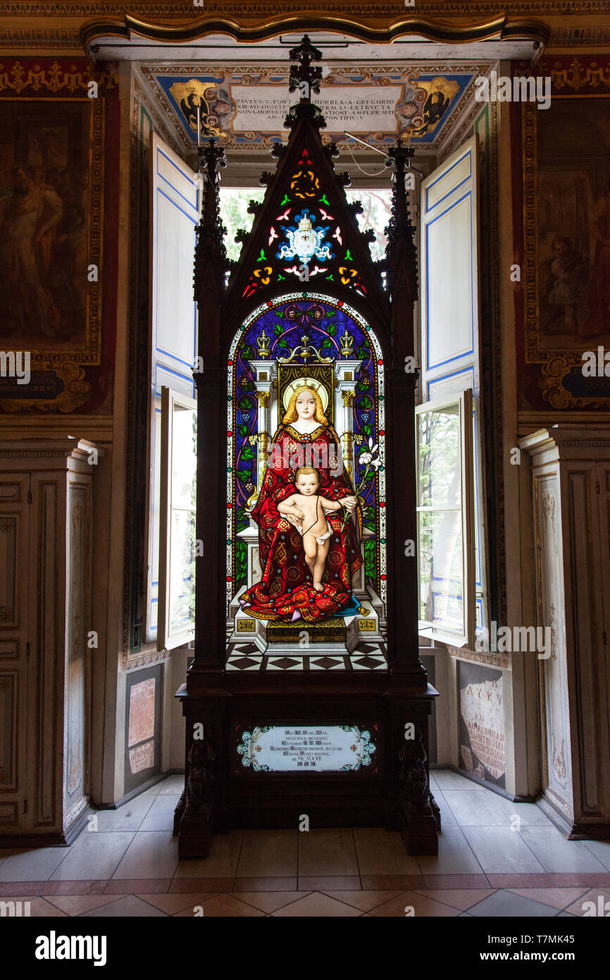 Vitraux d'art, Madonna Enthroned par Giuseppe Bertini dans un cadre néo-gothique, le Musée du Vatican, Cité du Vatican, Rome, Italie Banque D'Images