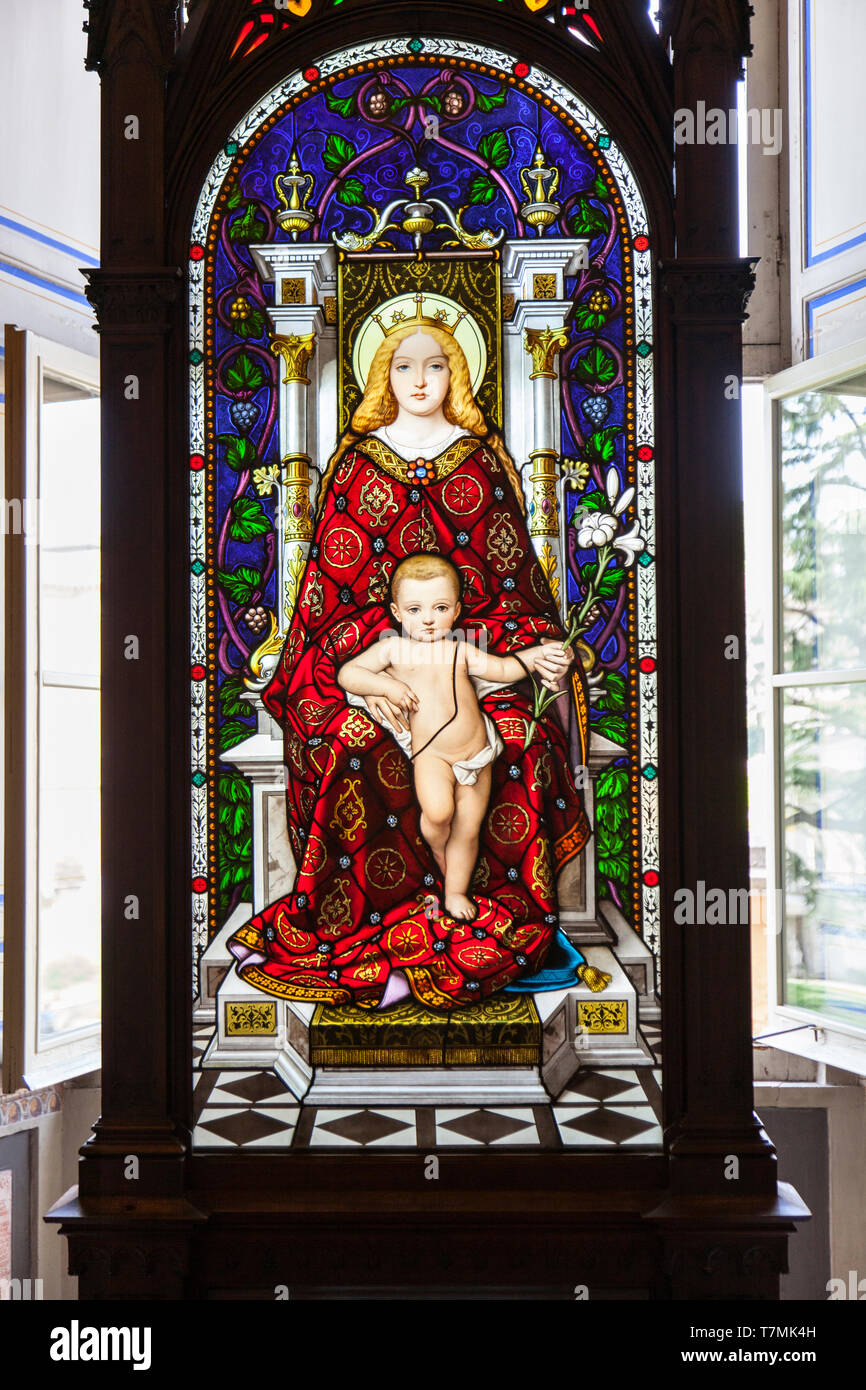 Vitraux d'art, Madonna Enthroned par Giuseppe Bertini dans un cadre néo-gothique, le Musée du Vatican, Cité du Vatican, Rome, Italie Banque D'Images