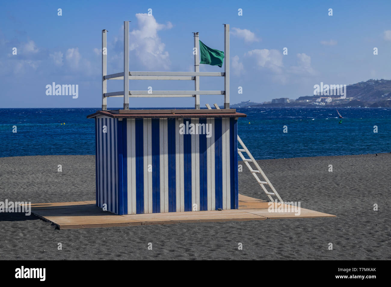 Lifeguard watchtower avec drapeau vert, Santa Cruz de la Palma plage de sable fin, avec fond de l'océan Atlantique, La Palma, Canary Islands, Spain Banque D'Images