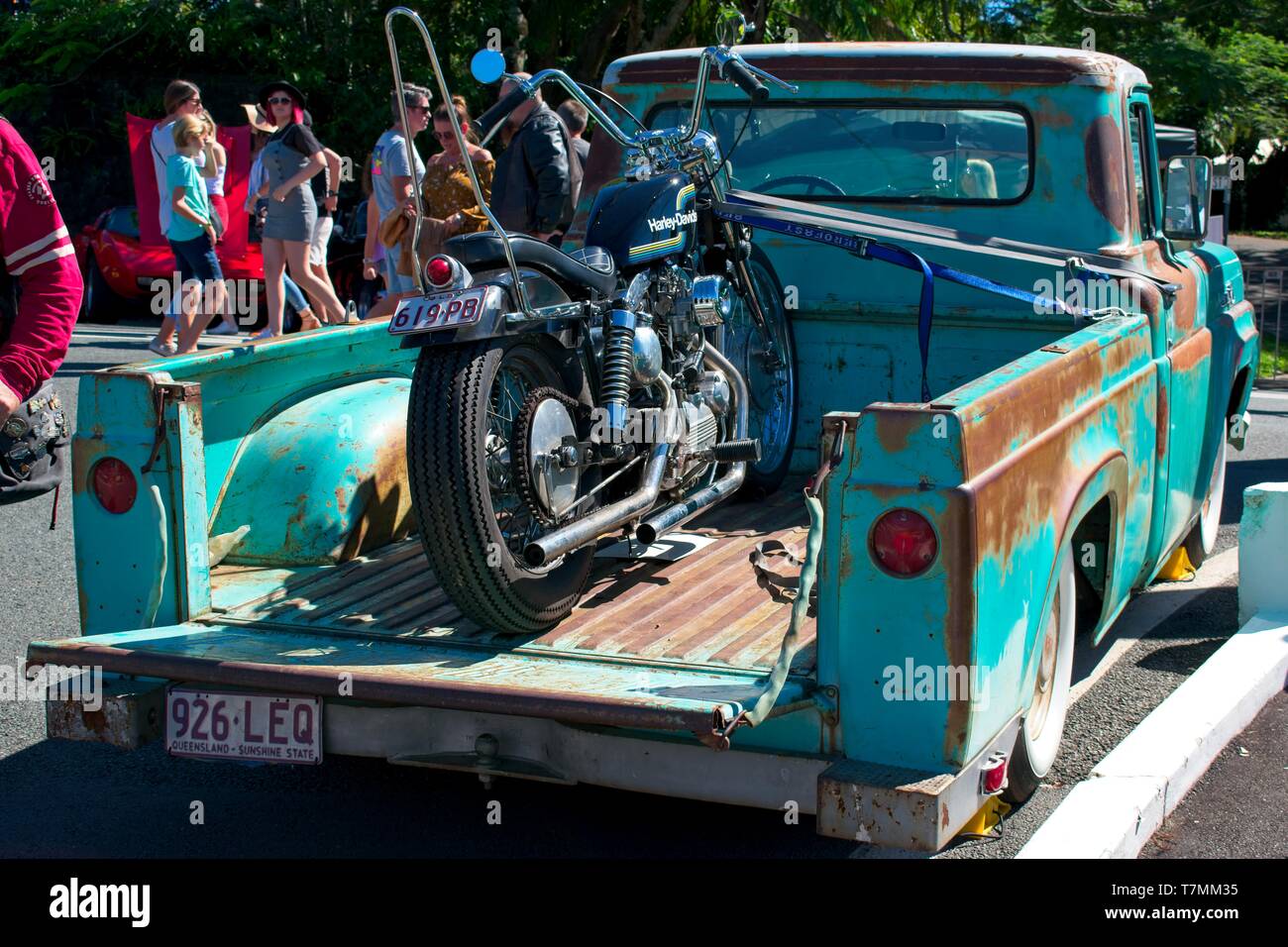 Palmview, Queensland, Australie - 5 mai 2019 : Old rusty Ford camionnette avec Harley Davidson Sportster sur bac. Banque D'Images