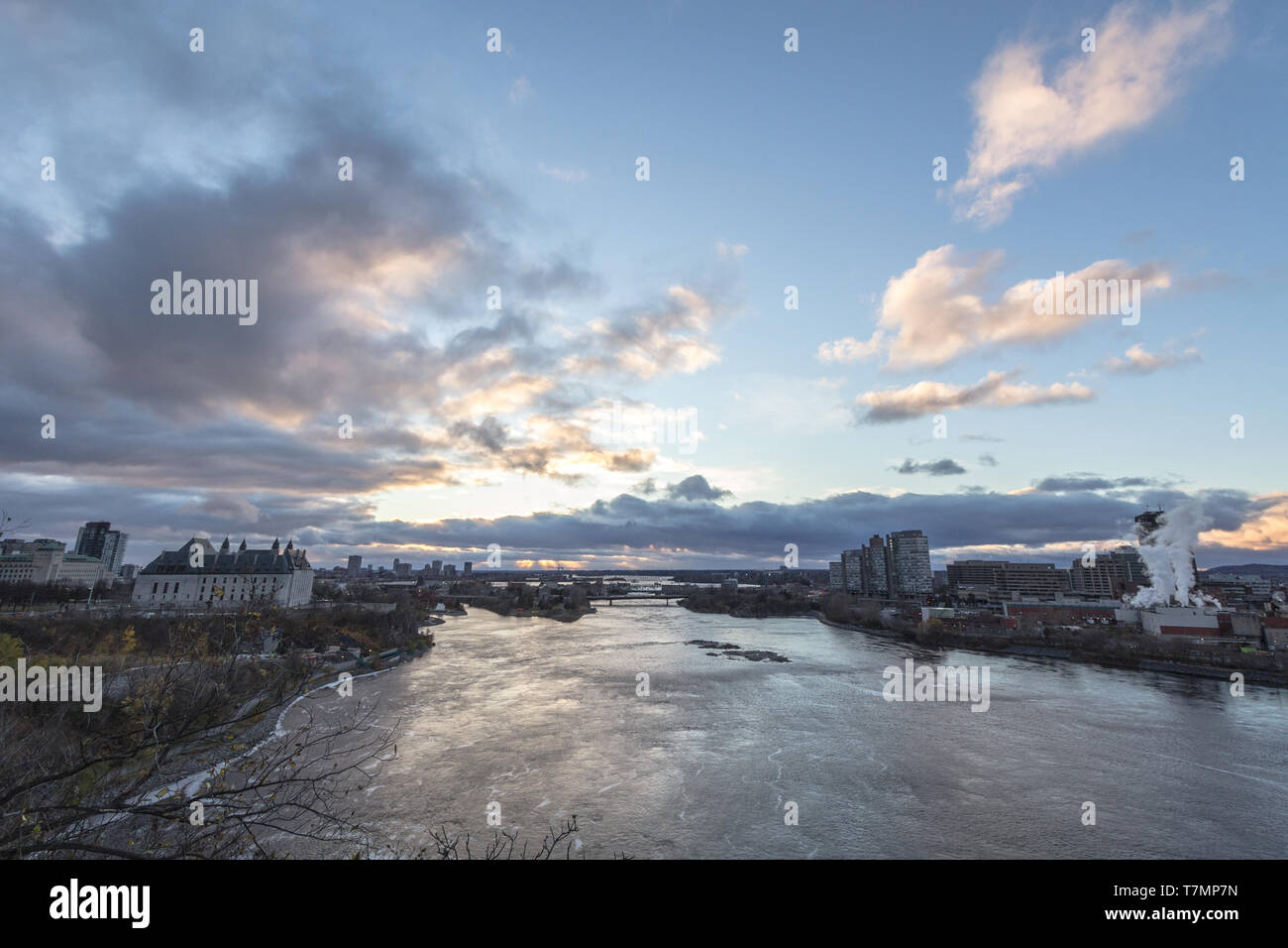 Ottawa River, ou de l'Outaouais, la séparation de Gatineau et d'Ottawa, en Ontario et au Québec, au Canada, vu de dessus avec chaudière et l'île Victoria à l'arrière Banque D'Images