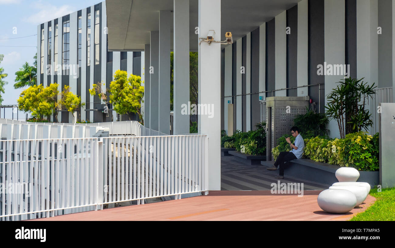 Homme assis sur du mobilier de jardin sur le 50e étage sky garden plate-forme d'observation dans Pinnacle@Duxton complexe Singapour. Banque D'Images