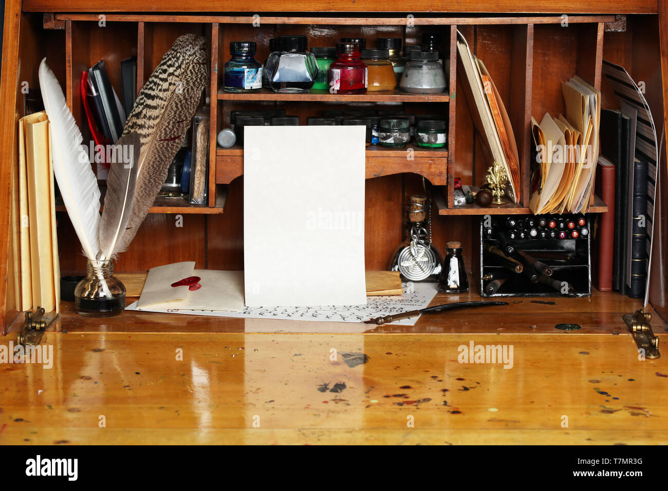 Ancien bureau d'écriture plein de plumes pour la calligraphie et encres Banque D'Images