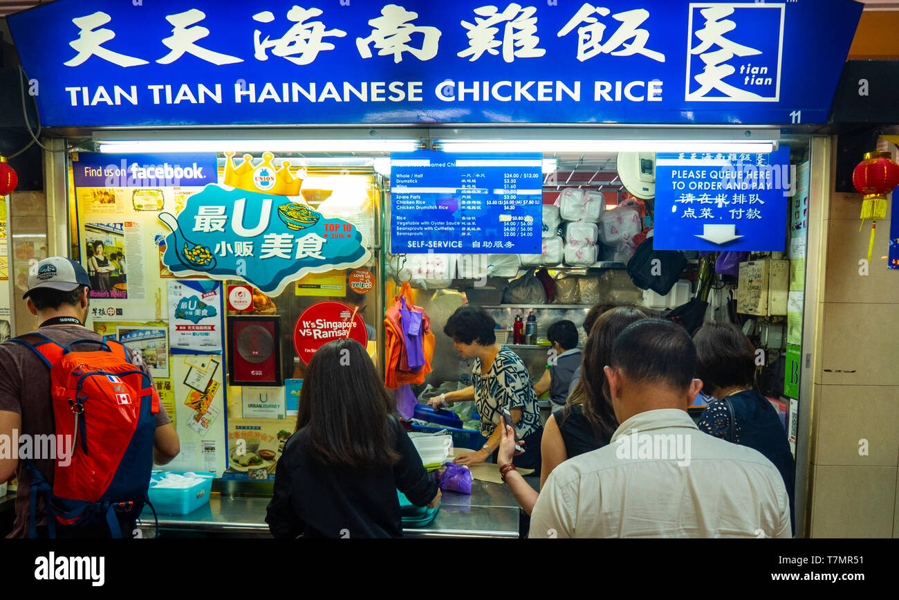 Les gens, les gens font la queue pour Michelin Tian Tian Hainanese chicken rice chez Maxwell Food Centre un colporteurs food hall dans Tanjong Pagar à Singapour. Banque D'Images