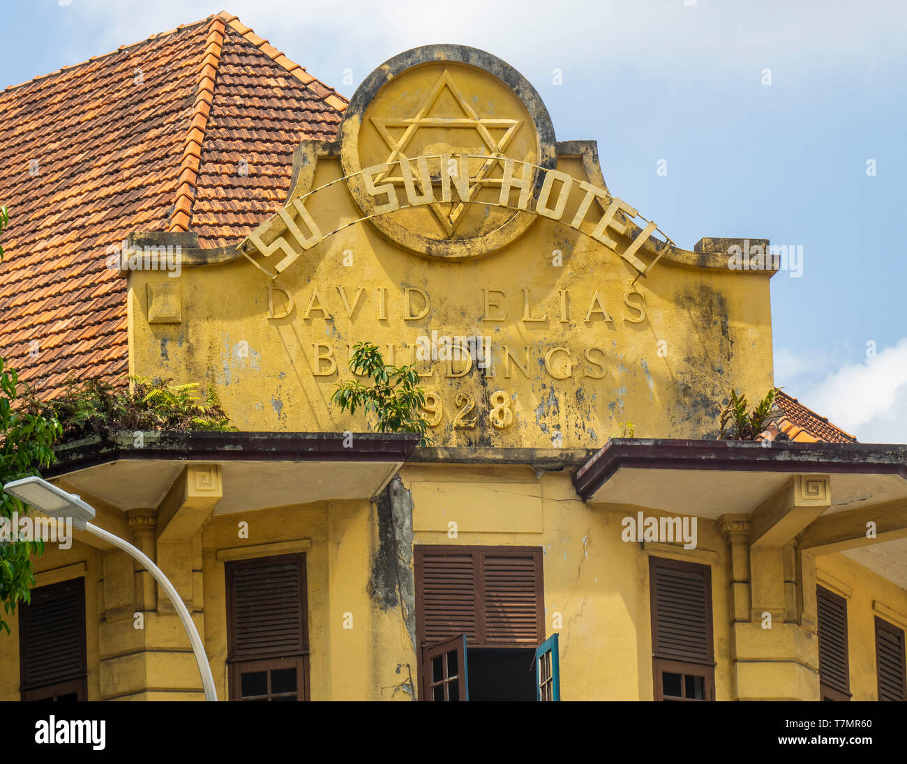 Su 1928 abandonnés à l'intérieur de l'hôtel Sun David Elias bâtiment avec une façade sur l'étoile de David sur le point de subir la restauration à Singapour Bras Basah. Banque D'Images