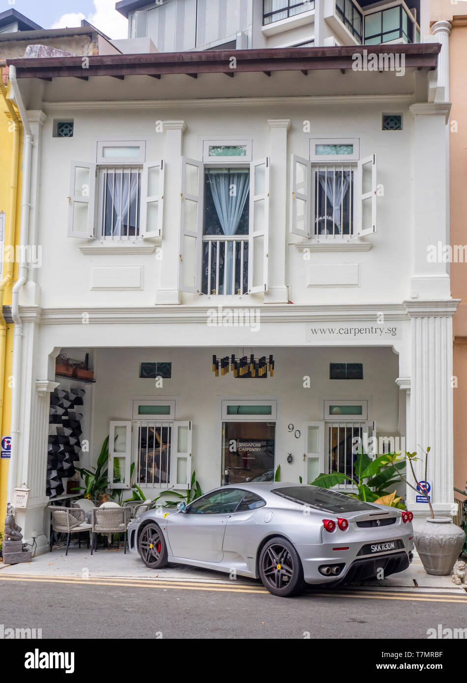 Ferrari argent garé en face d'un magasin à Singapour. Banque D'Images