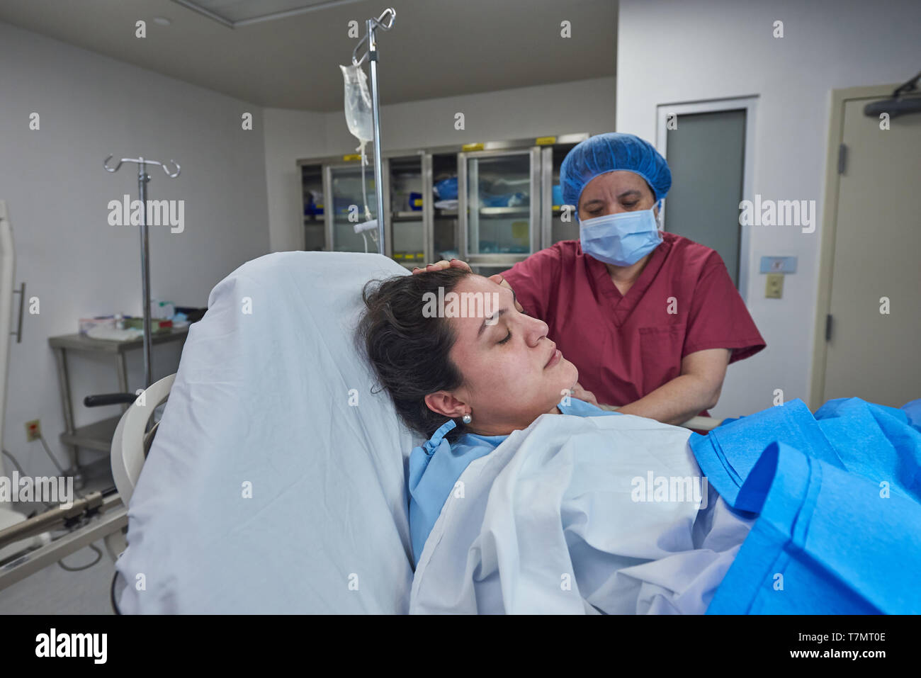 Aider l'infirmière en chirurgie clinique du patient sur l'arrière-plan Banque D'Images