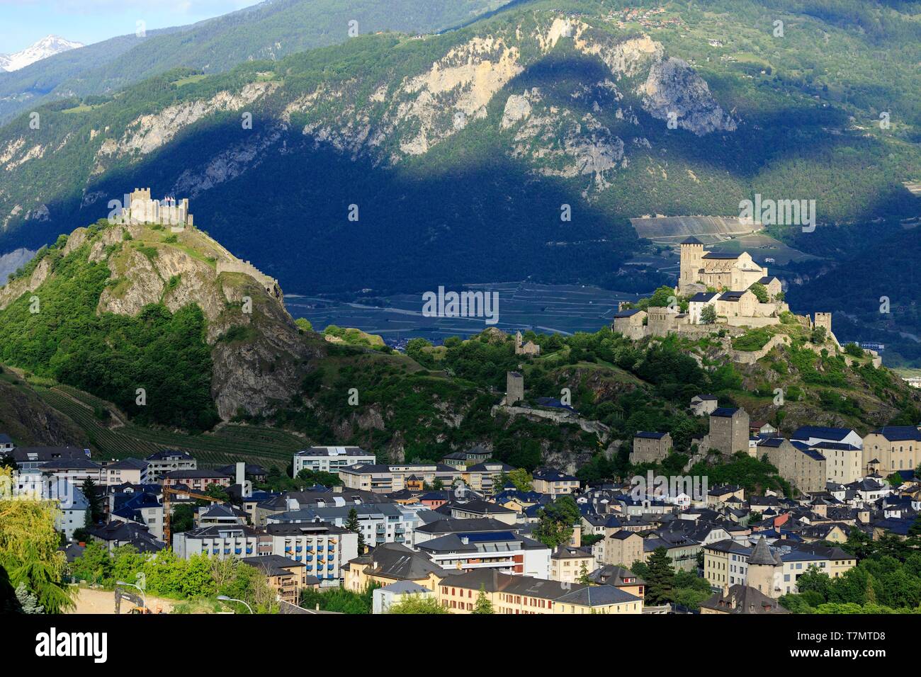 La Suisse, canton du Valais, Sion, Château de Tourbillon (13ème) sur la colline sur la gauche et la Basilique Notre Dame de Valère (13ème) sur la colline sur la droite Banque D'Images
