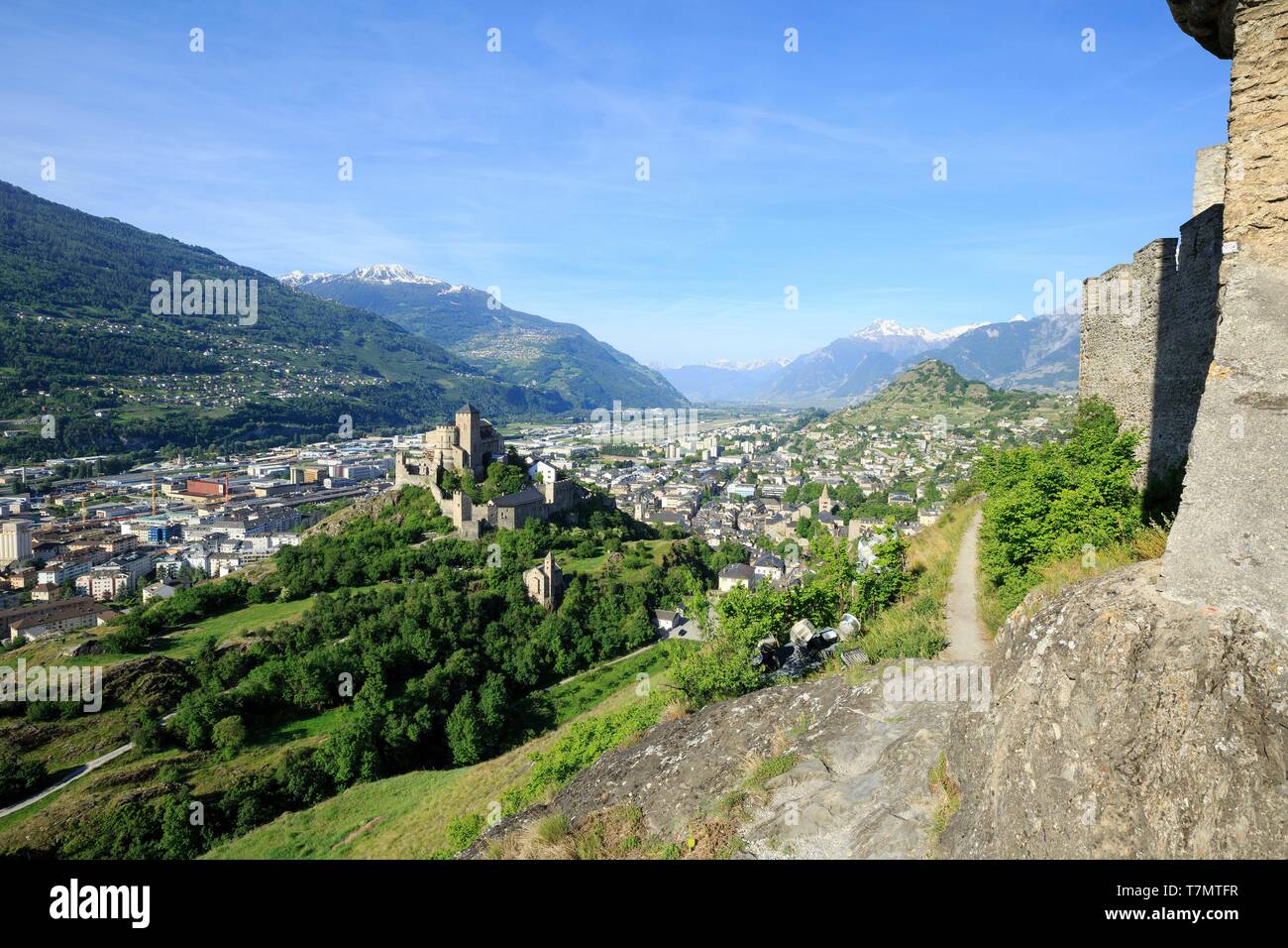La Suisse, canton du Valais, Sion, Basilique de Notre-Dame de Valère (XIII) du château de Tourbillon (XIII) sur la colline Banque D'Images