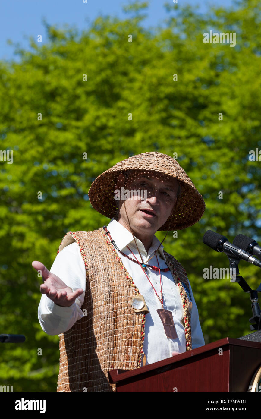 Seattle, Washington : Membre du conseil de tribu Duwamish et arrière-arrière-arrière-arrière-petit-fils du chef Seattle, Ken Workman lance Gouverneur et candidat à l'élection présidentielle 2020 Jay Inslee lors d'une célébration de l'énergie propre de l'État de Washington où l'avenir qu'il signera la nation la plus forte au projet de loi sur l'énergie propre. Le projet de loi, présenté par le gouverneur en décembre, 100 p. comprend un projet de loi sur l'énergie propre, un premier-dans-le-nation nettoyer politique immobilière, une réduction des émissions de gaz à effet de serre, et d'incitations pour l'électrification des transports. Inslee a axé sa campagne présidentielle sur les changements climatiques Banque D'Images