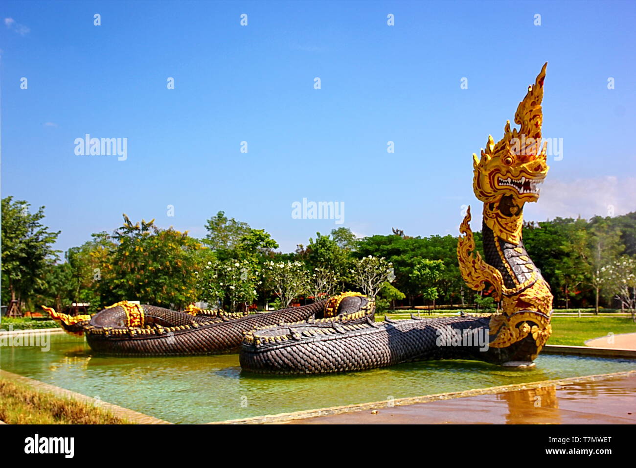 Statue de naga colorés dans la culture thaïlandaise avec ciel bleu bakground Banque D'Images