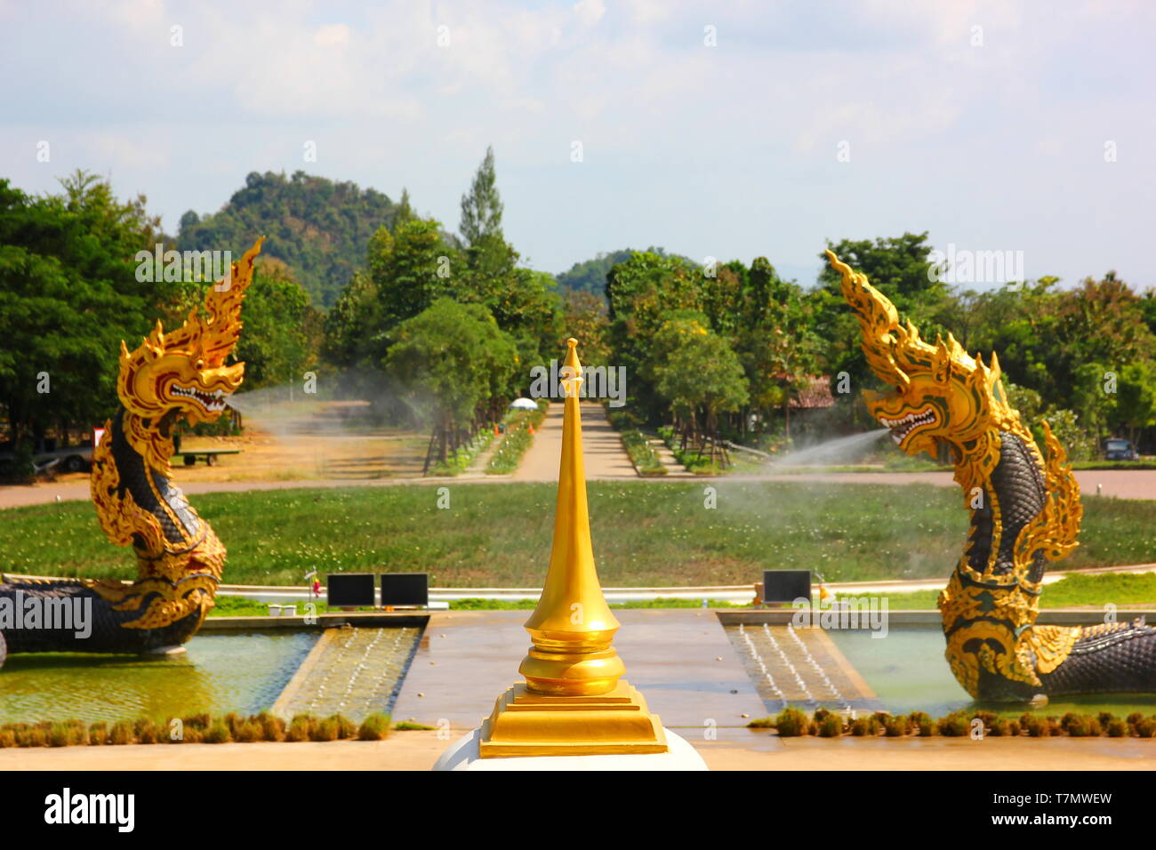 Statue de naga colorés dans la culture thaïlandaise avec ciel bleu bakground Banque D'Images