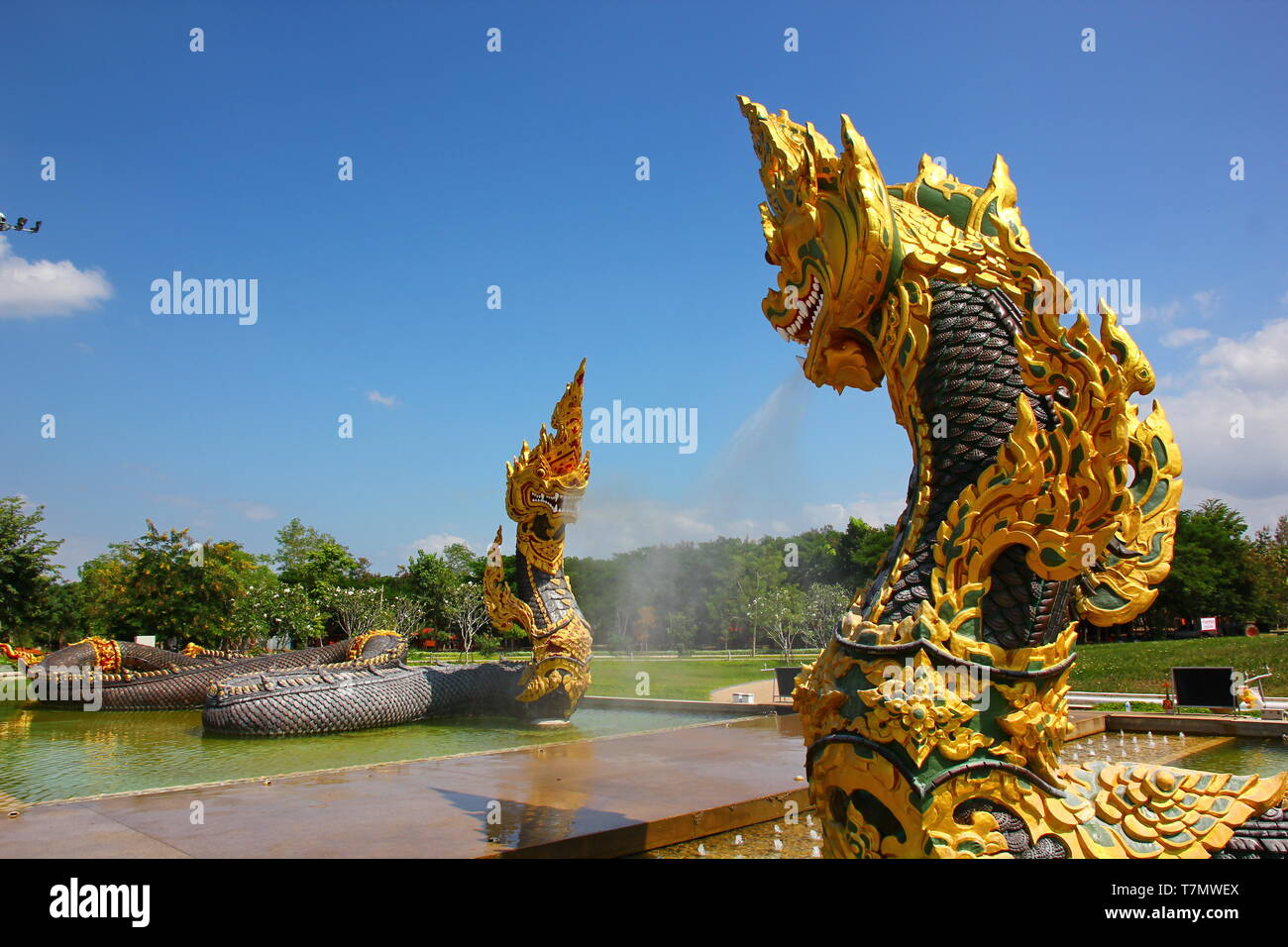 Statue de naga colorés dans la culture thaïlandaise avec ciel bleu bakground Banque D'Images