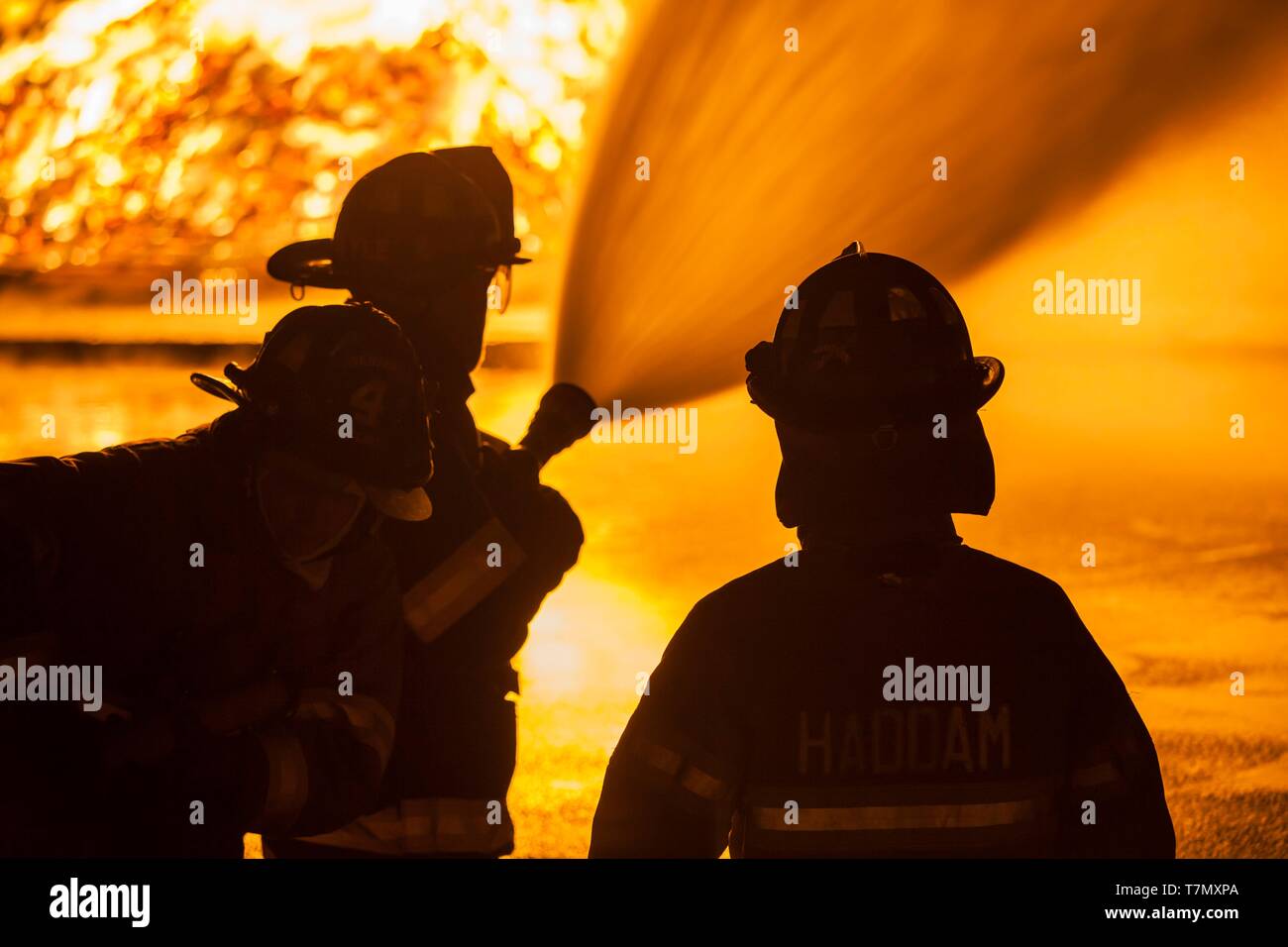 United States, New England, Massachusetts, Cape Ann, Rockport, quatrième de juillet Bonfire, silhouettes de pompiers Banque D'Images