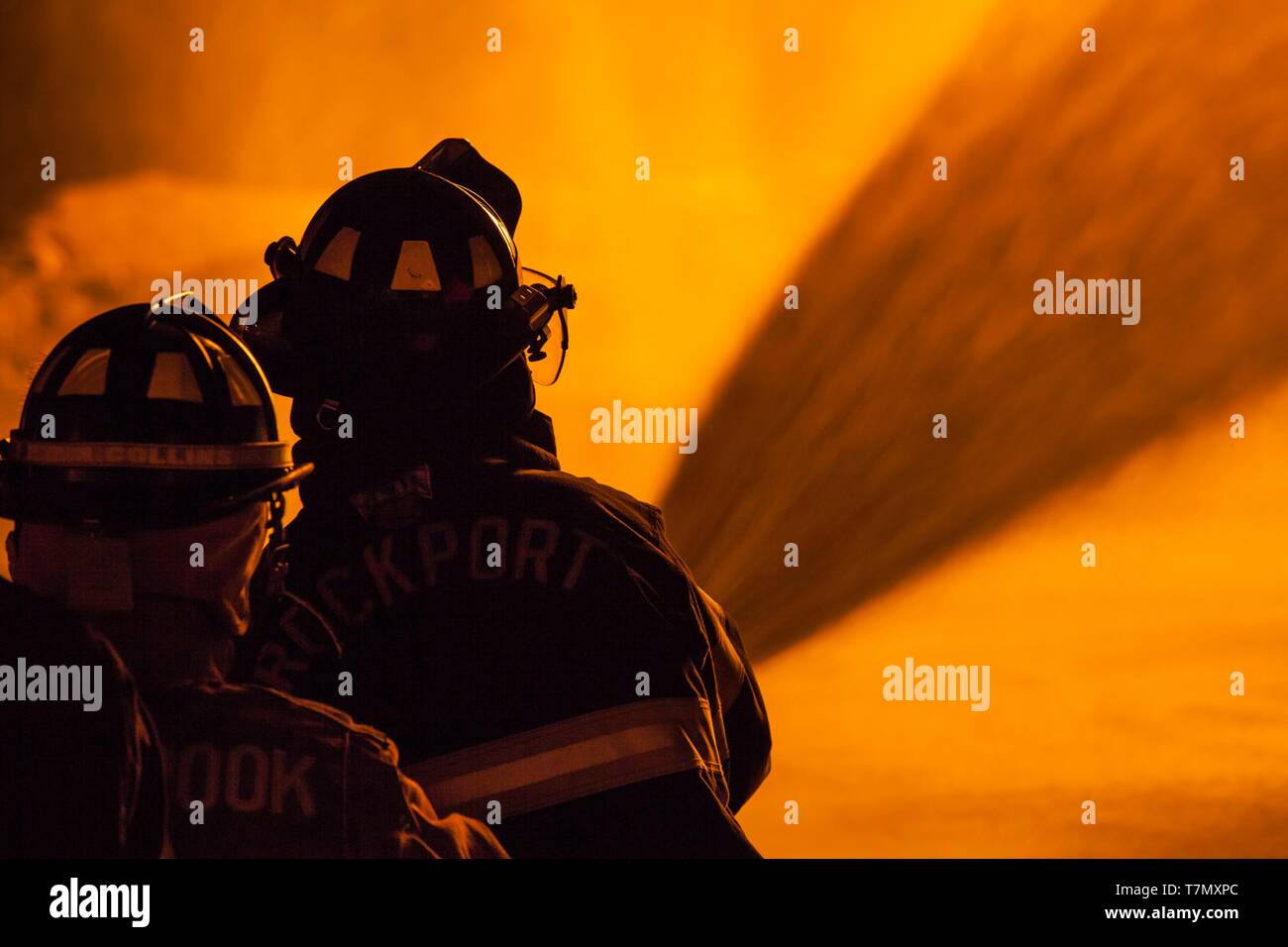 United States, New England, Massachusetts, Cape Ann, Rockport, quatrième de juillet Bonfire, silhouettes de pompiers Banque D'Images
