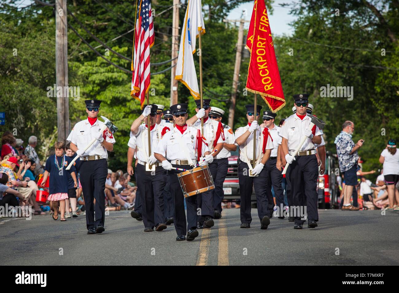 United States, New England, Massachusetts, Cape Ann, Rockport, quatrième de juillet, Parade des pompiers de marche Banque D'Images