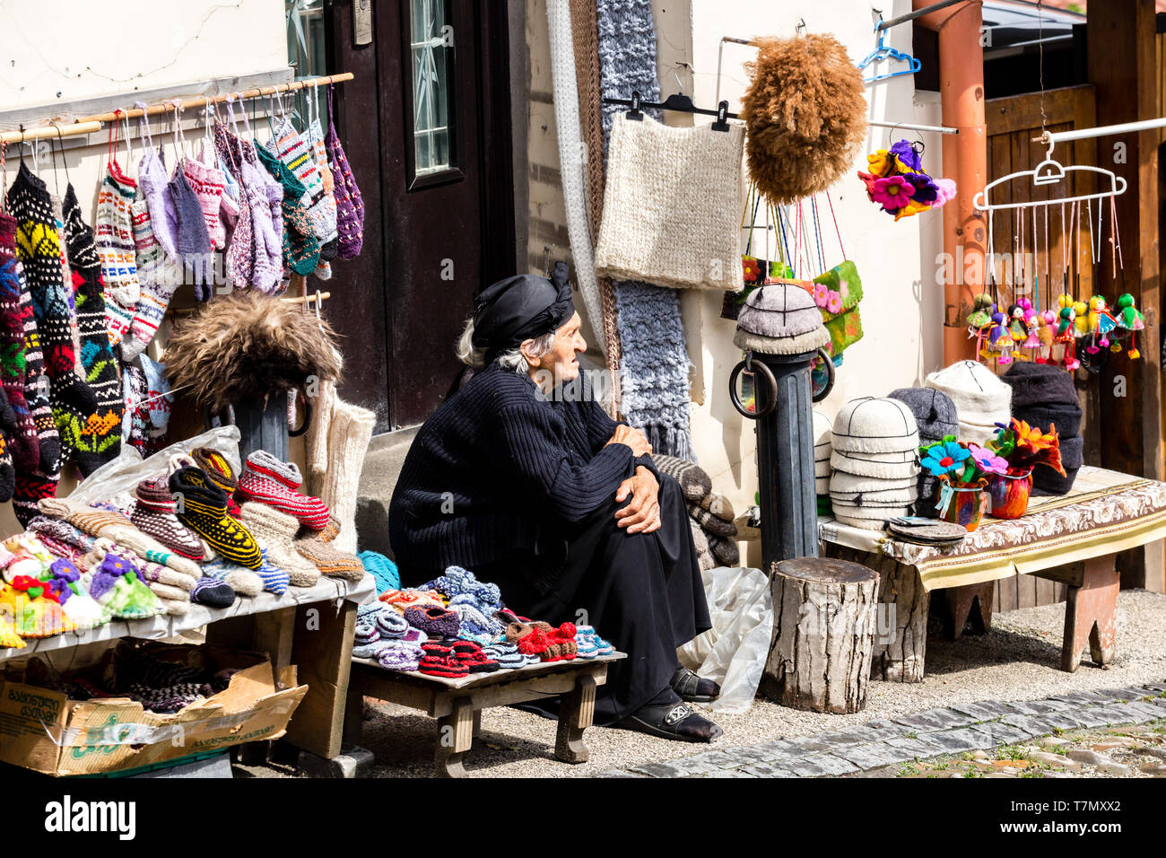 Sighnaghi, Géorgie - 10 juin 2016 : vente du vendeur chaussettes, chaussons  en laine et des souvenirs dans la rue de Kakheti, ville Sighnaghi Photo  Stock - Alamy
