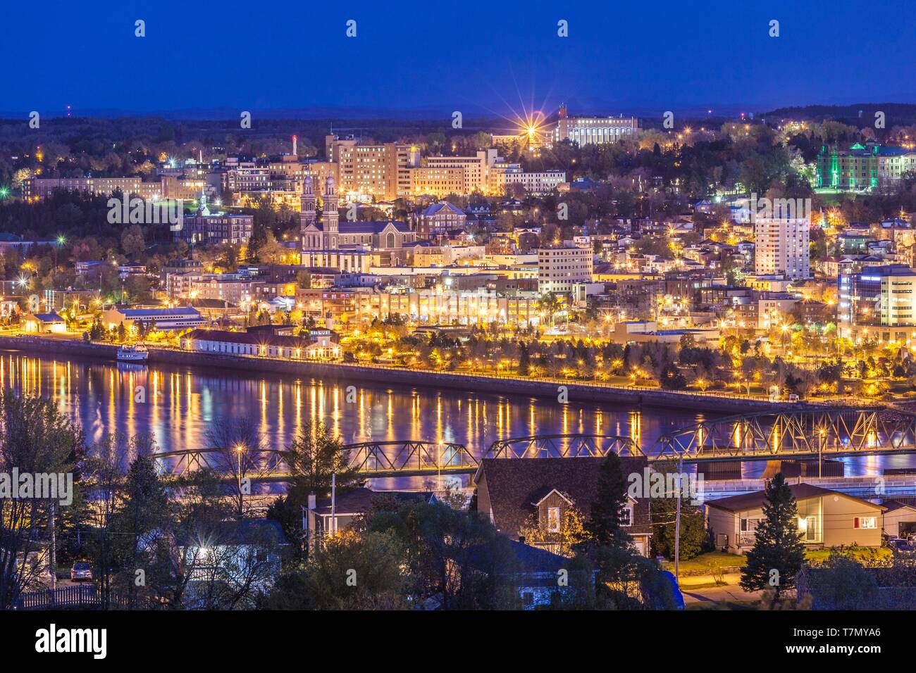 Canada, Québec, région du Saguenay-Lac Saint-Jean, Fjord du Saguenay,  Saguenay-Chicoutimi, augmentation de la vue sur la ville, au crépuscule  Photo Stock - Alamy