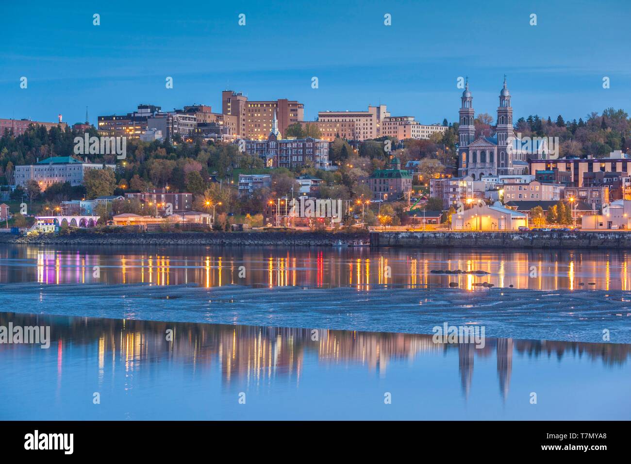 Canada, Québec, région du Saguenay-Lac Saint-Jean, Fjord du Saguenay, Saguenay-Chicoutimi, ligne d'horizon par la rivière Saguenay, au crépuscule Banque D'Images