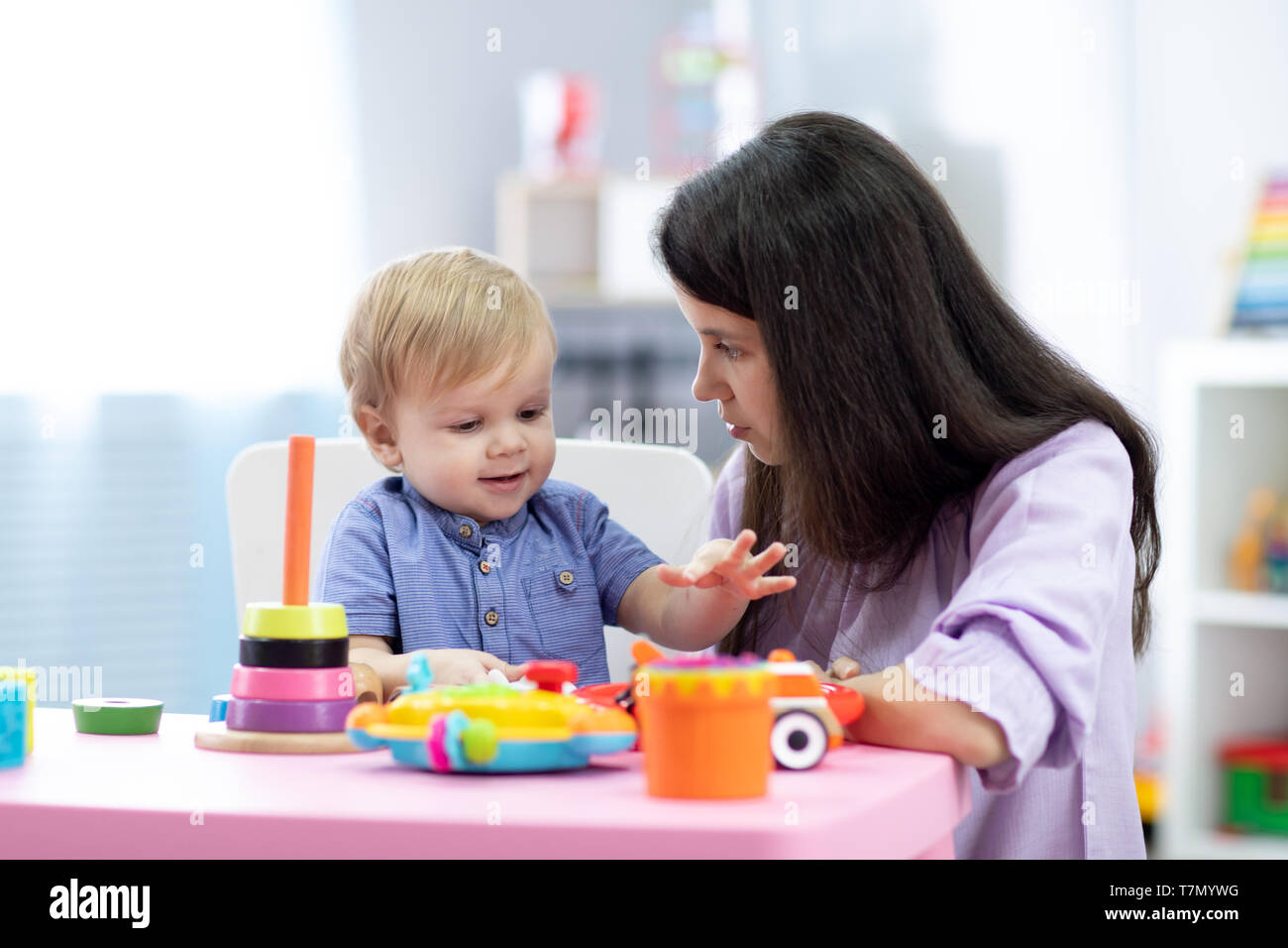 Bebe Joue Avec Sa Mere Ou De Son Professeur En Pepiniere Ou Centre De Jour Photo Stock Alamy Bebe Joue Avec Sa Mere Ou De Son Professeur En Pepiniere Ou Centre De Jour Photo Stock Alamy