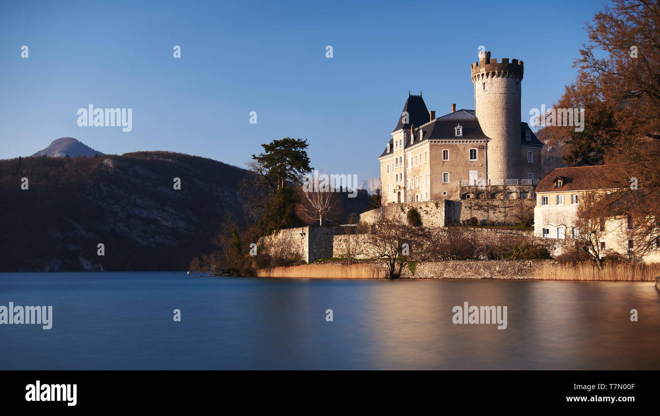 Annecy, France - le 28 mars 2019 : Coucher de lumière tombe sur le lac d'Annecy et le château de Duingt Banque D'Images