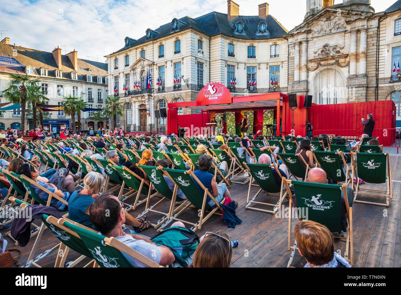 France, Ille-et-Vilaine, Rennes, place de la mairie, le Transat en ville  festival offre des concerts, théâtre et cinéma en plein air Photo Stock -  Alamy