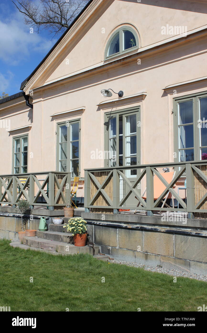 Maison d'été avec un porche Banque D'Images