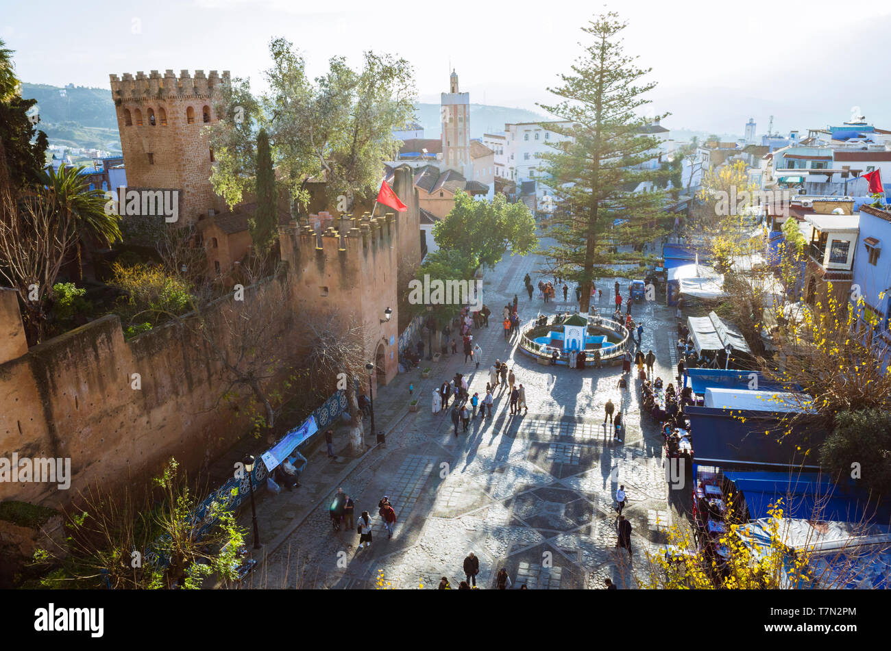 Chefchaouen, Maroc : High angle view of the Kasbah forteresse à Uta el-Hammam place principale. Banque D'Images