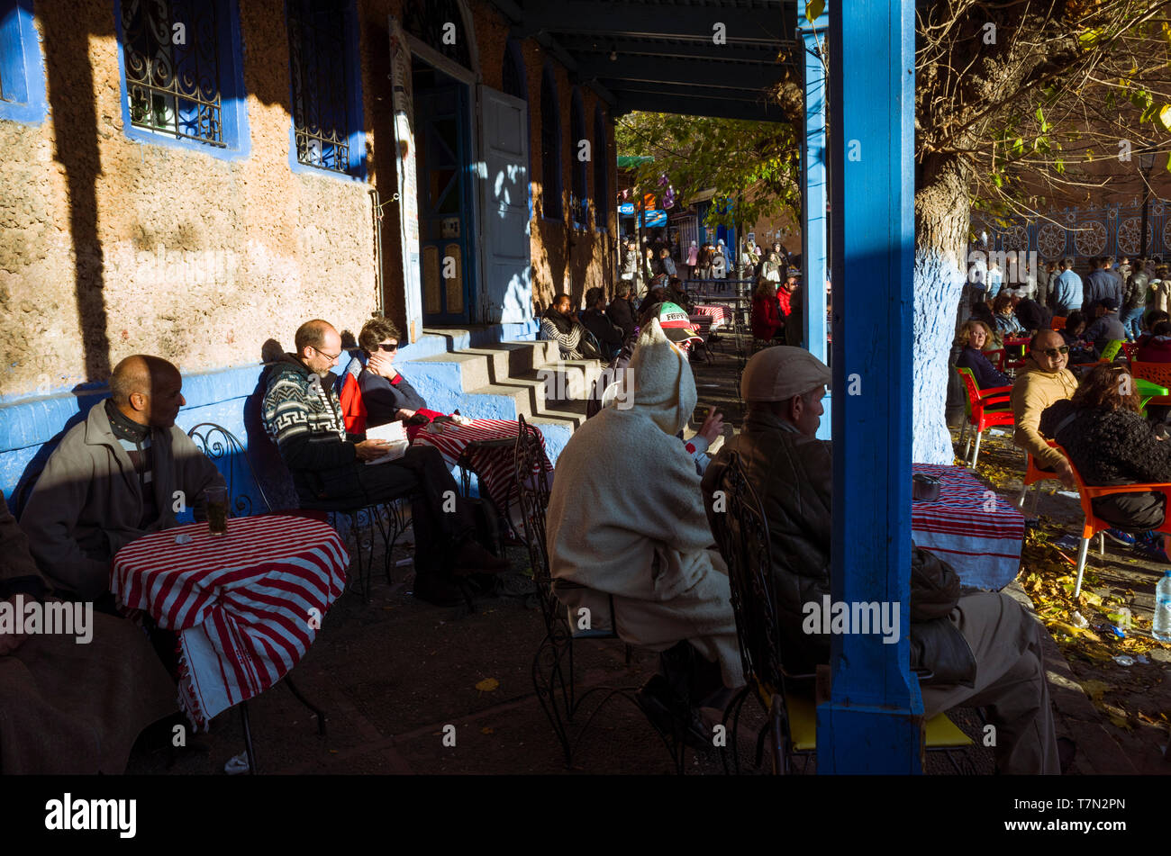 Chefchaouen, Maroc : les habitants et les touristes s'asseoir à un café en plein air bien exposé à l'Uta el-Hammam carré. Banque D'Images