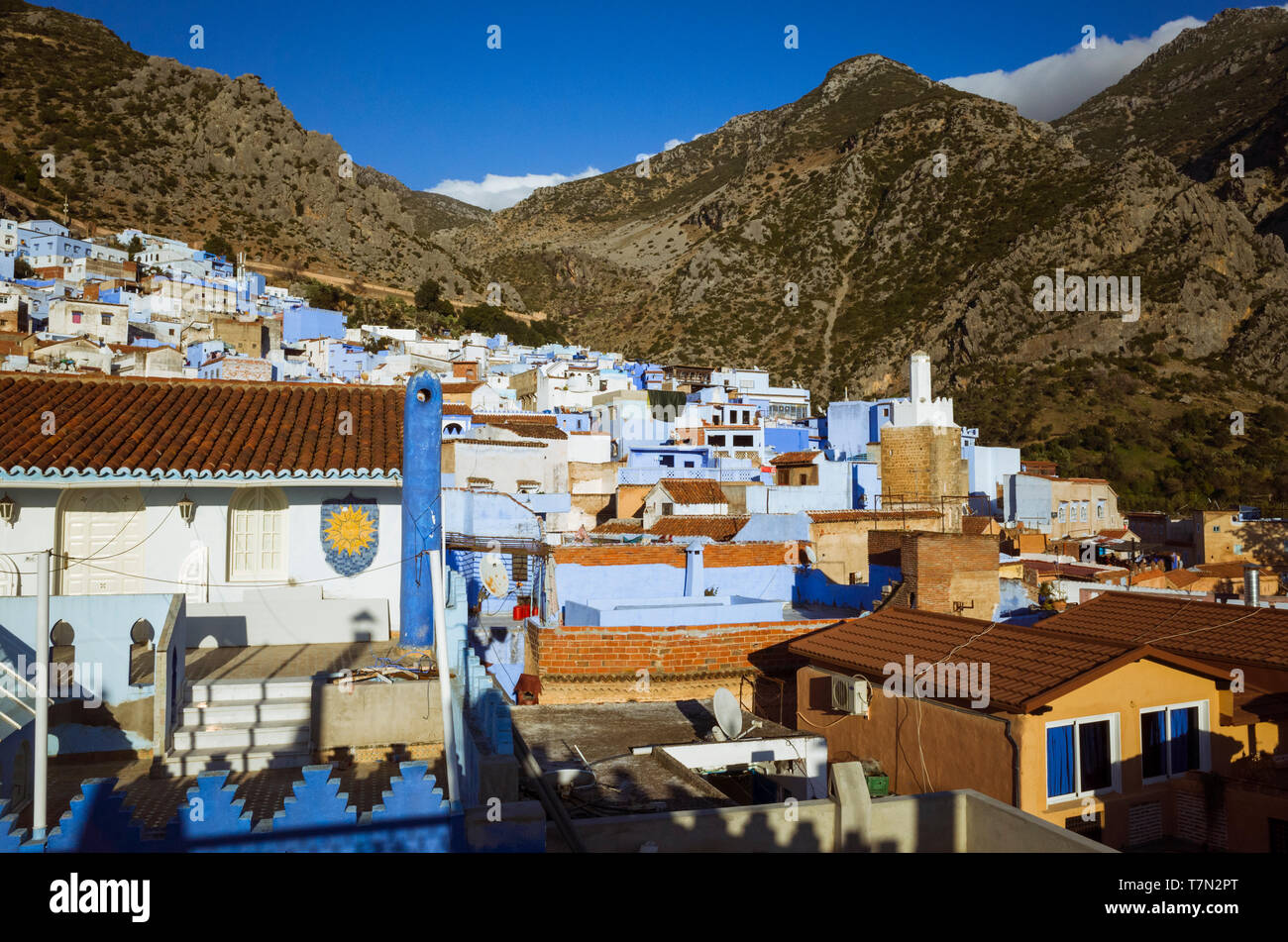 Chefchaouen, Maroc : toits de la médina, vieille ville, bien connu pour son architecture bleu-lavés. Banque D'Images