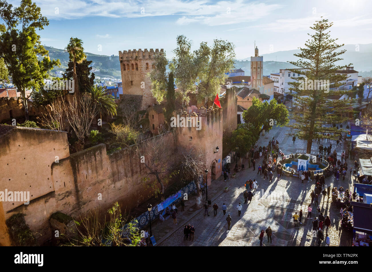 Chefchaouen, Maroc : High angle view of the Kasbah forteresse à Uta el-Hammam place principale. Banque D'Images