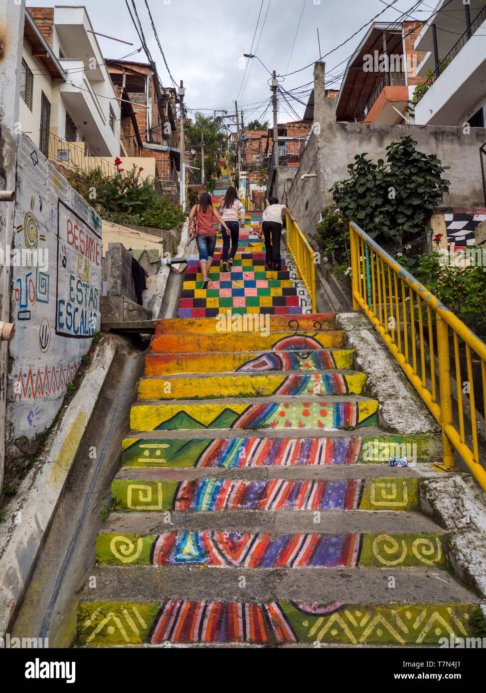 Medellin, Colombie, 10.11.2018. Une fois qu'un cartel de Medellin narco bastion a nice espaces urbains colorés comme ici en commune 13 Banque D'Images