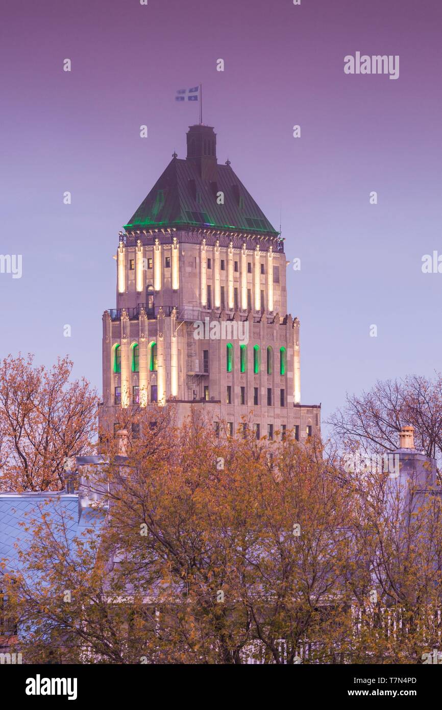 Canada, Québec, Québec, édifice : Building, l'un des plus anciens gratte-ciel au Canada, l'aube, le brouillard Banque D'Images