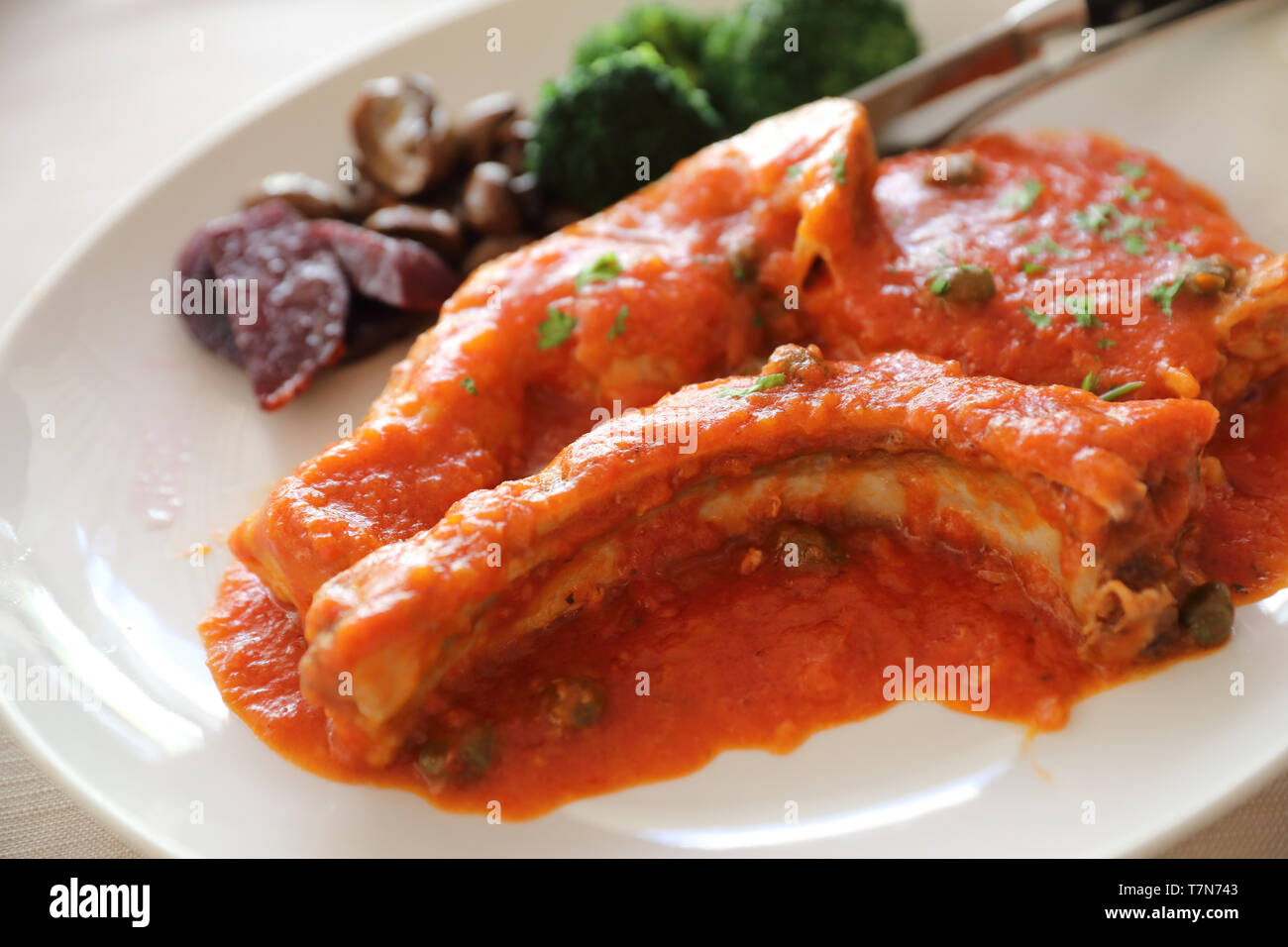 Steak de porc avec la sauce tomate et champignons , la cuisine italienne Banque D'Images