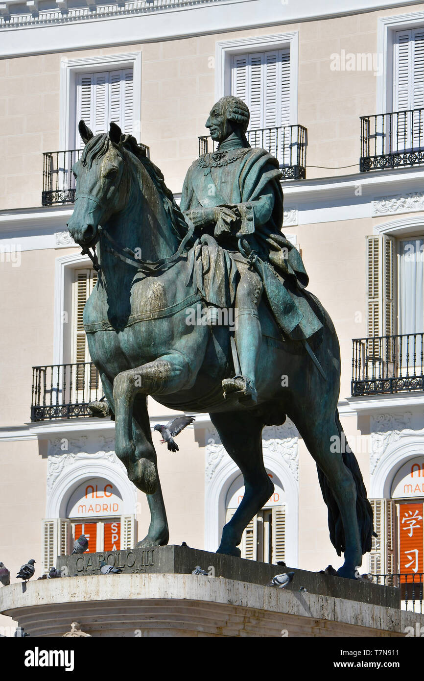 Estatua ecuestre de carlos iii Banque de photographies et d’images à ...