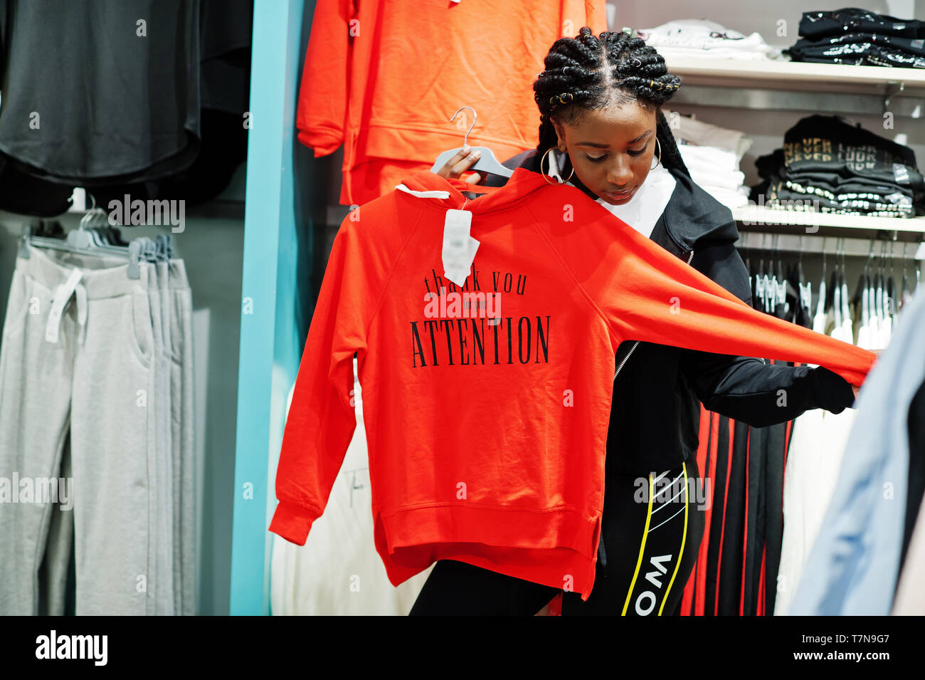 Afican femmes américaines en survêtements de sport au shopping mall contre les avec une capuche. Sport store thème. Banque D'Images