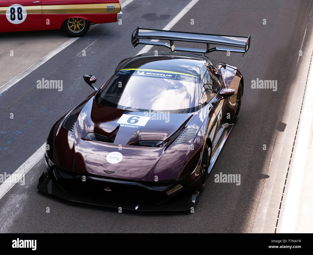 Vue frontale d'un Vulcan 2018 Aston Martin AMR Pro sortant de la voie des stands lors de la Journée des médias classique Silverstone 2019 Banque D'Images