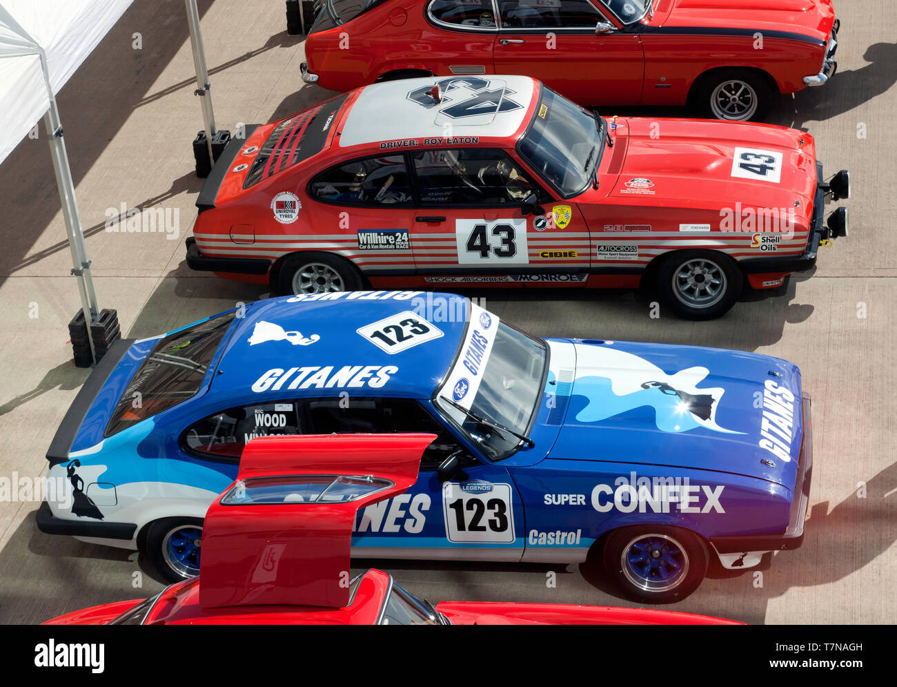 Vue aérienne de trois voitures de course Ford Capri, sur l'affichage, dans le paddock International, au cours de la Journée des médias classique Silverstone 2019 Banque D'Images