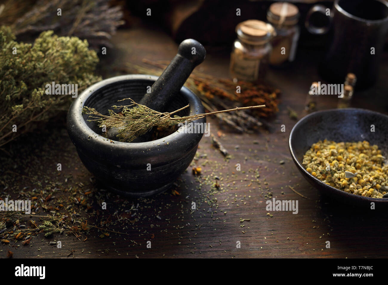 Une composition d'herbes, de fleurs et d'épices. Santé vous bien les potions et les infusions sur une table en bois. Banque D'Images