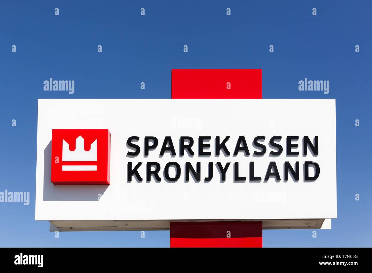 Ebeltoft, Danemark - 5 mai 2016 : Sparekassen Kronjylland logo sur une pancarte. Sparekassen Kronjylland est une banque régionale dont le siège est à Randers Banque D'Images