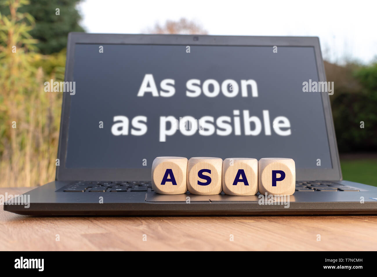 Formulaire dés l'abréviation "ASAP". Dés placés sur un ordinateur portable. Le texte "dès que possible" est écrit à l'écran. Banque D'Images