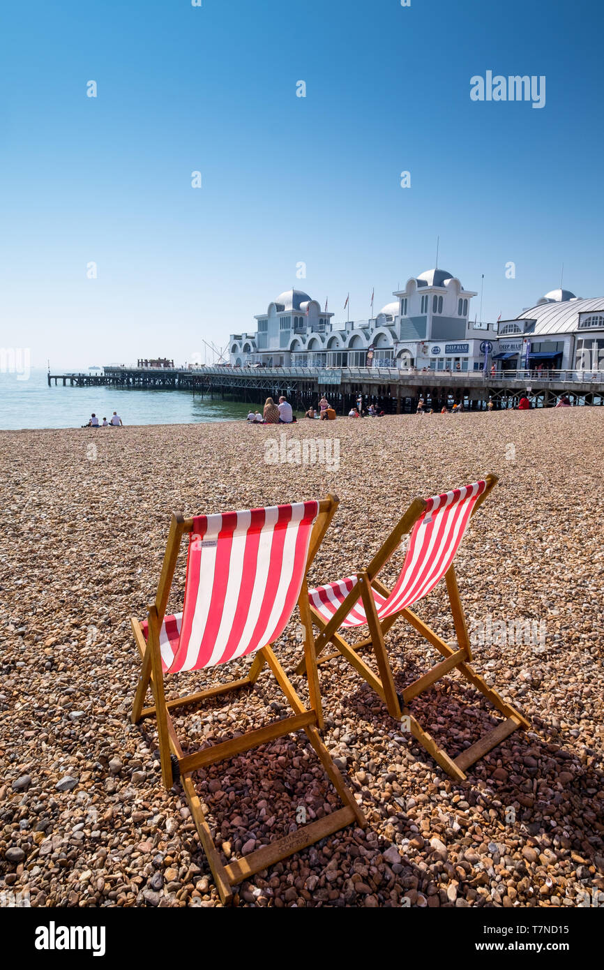 Transats sur la plage de Southsea avec South Parade Pier en arrière-plan, Southsea, Portsmouth, Hampshire, Royaume-Uni Banque D'Images