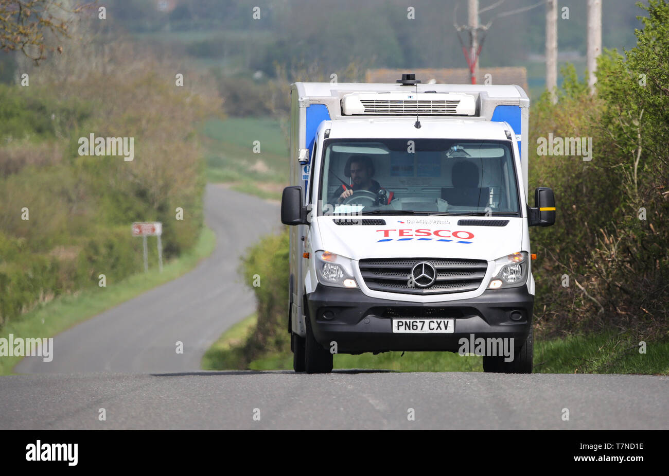 Un Tesco delivery van roulant sur un chemin de campagne à distance Banque D'Images