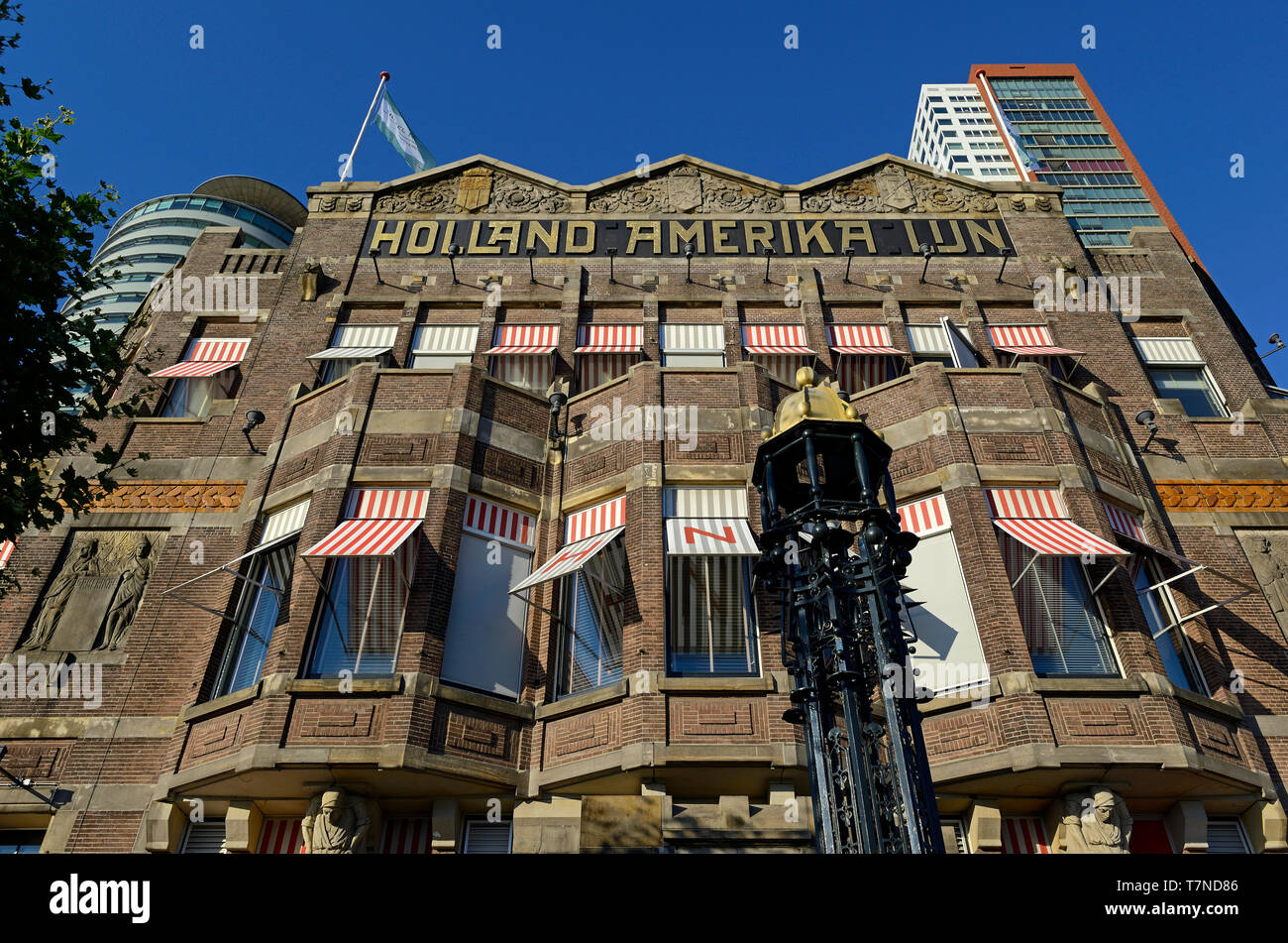 Rotterdam, Pays-Bas - 2018-07-23 : - façade de l'hôtel New York, l'ancien siège social de Holland America Line-- Banque D'Images