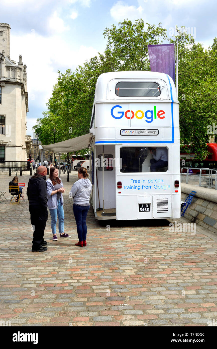 Londres, Angleterre, Royaume-Uni. Garage numérique Google stationné en dehors du QE2 center de Westminster, proposant une formation personnelle aux passants Banque D'Images