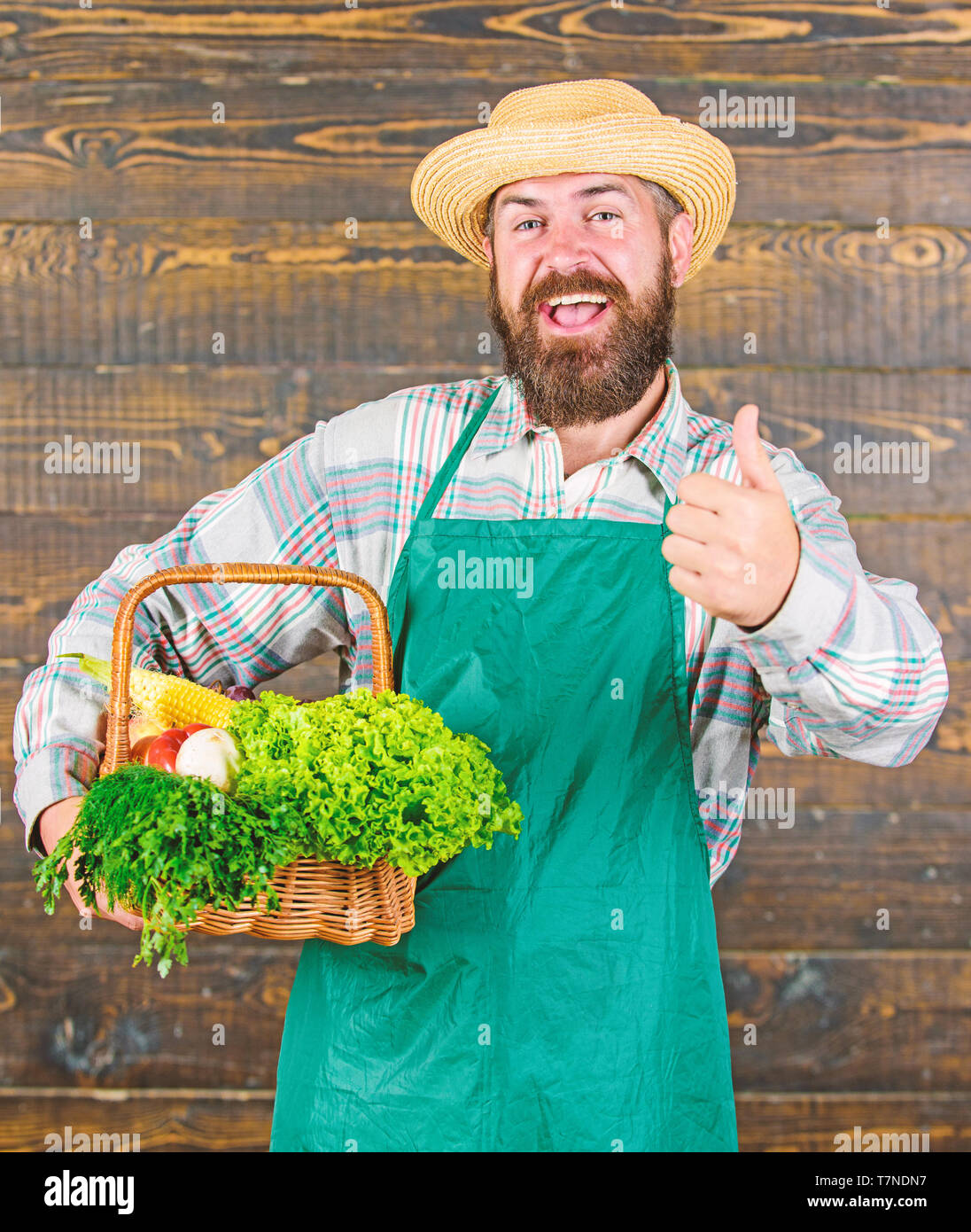 Légumes frais de livraison ferme. Chapeau de paille hipster agriculteurs  livrer des légumes frais. Les légumes