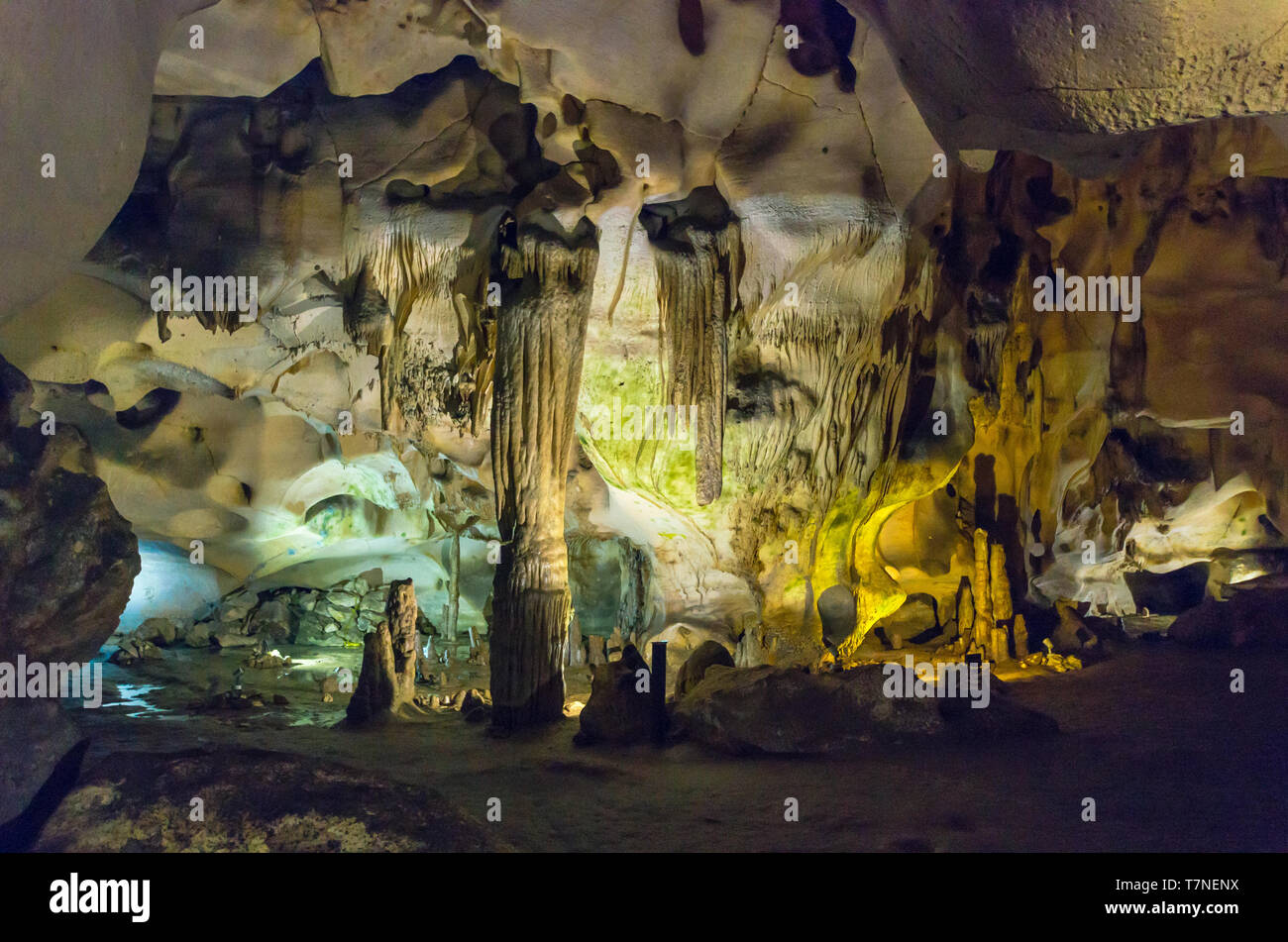 Orlova Chuka grotte, russe, en Bulgarie. La grotte est à la maison pour 14 espèces de chauves-souris et vert micro-organismes. Banque D'Images