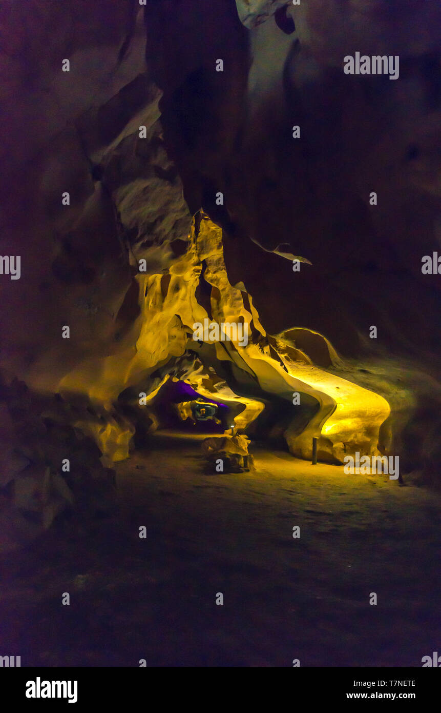 Orlova Chuka grotte, russe, en Bulgarie. La grotte est à la maison pour 14 espèces de chauves-souris et vert micro-organismes. Banque D'Images