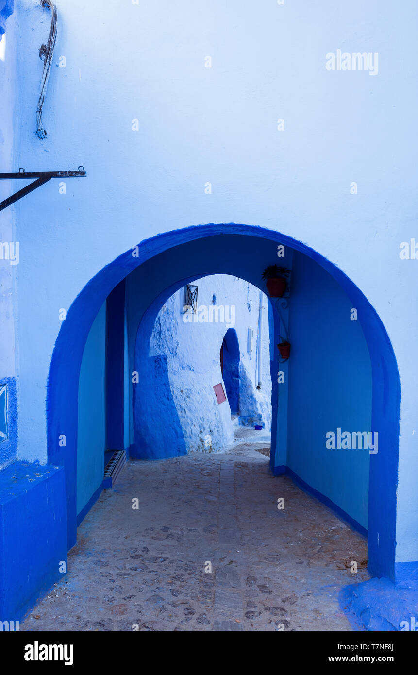 Chefchaouen, Maroc : Bleu-lavé ruelle de la médina, vieille ville. Banque D'Images